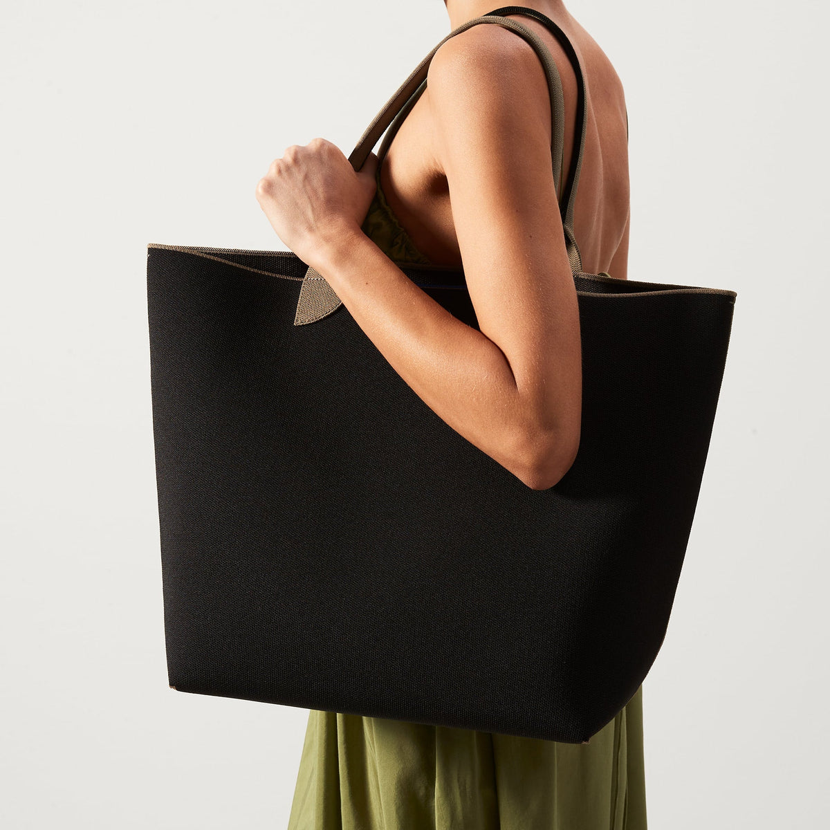 Rothys The Lightweight Tote in Black Portobello